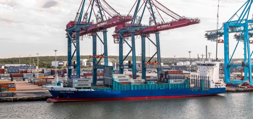 Lastning av container på fartyg