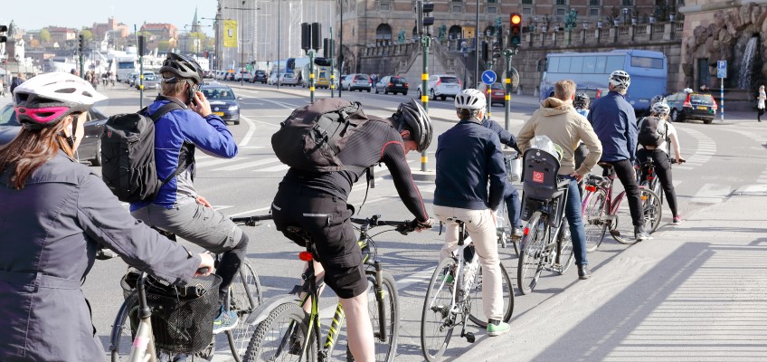 Cyklister i kö vid trafikljus Foto Roland Magnusson,Mostphotos