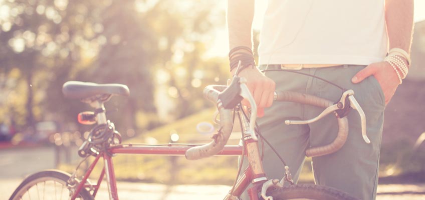 Person håller i en cykel