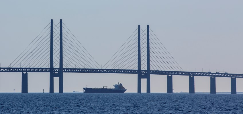 Öresundsbron med fartyg i förgrunden Foto:Mostphotos