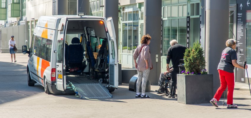 Färdtjänst hämtar en passagerare.