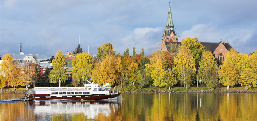 Pendlarbåt i höstlandskap