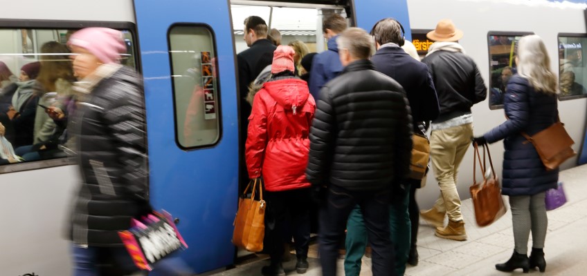 Resenärer stiger ombord på pendeltåg