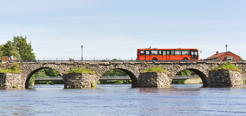 Buss på stenbro