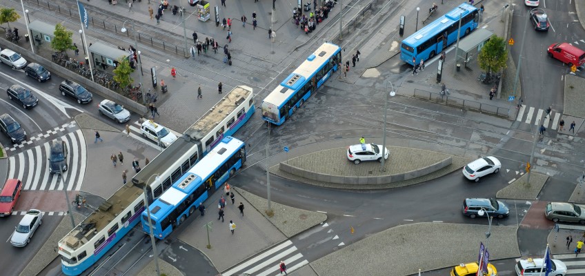 Buss, spårvagn och personbilar Foto: Göran Ekeberg/Mostphotos