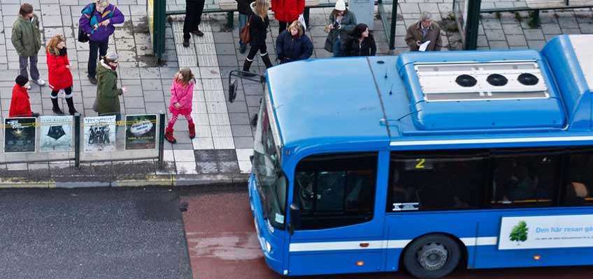 Buss vid bushållsplats