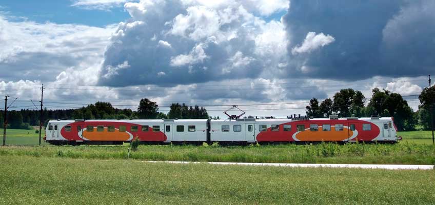 Pendeltåg i sommarlandskap