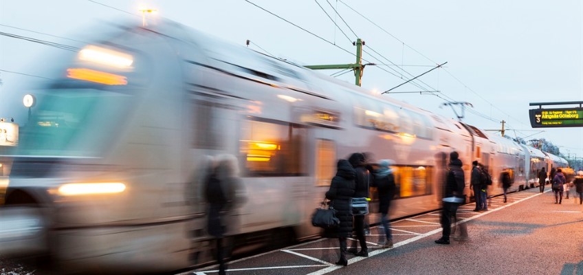 Tåg passerar station