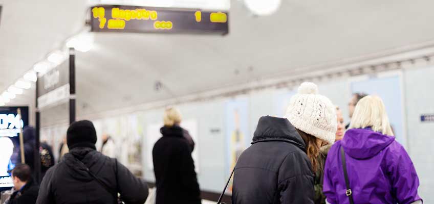 Människor på tunnelbaneperrong