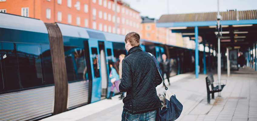 Människor på tunnelbaneplattform utomhus