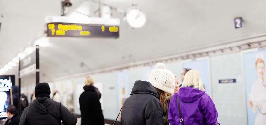 Människor på tunnelbaneperrong