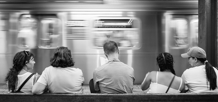 Personer väntar på tunnelbana