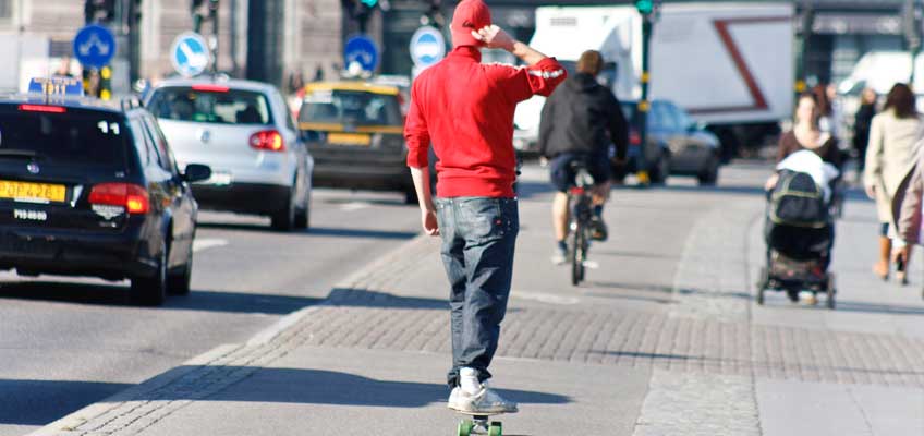 Person på skateboard i trafik