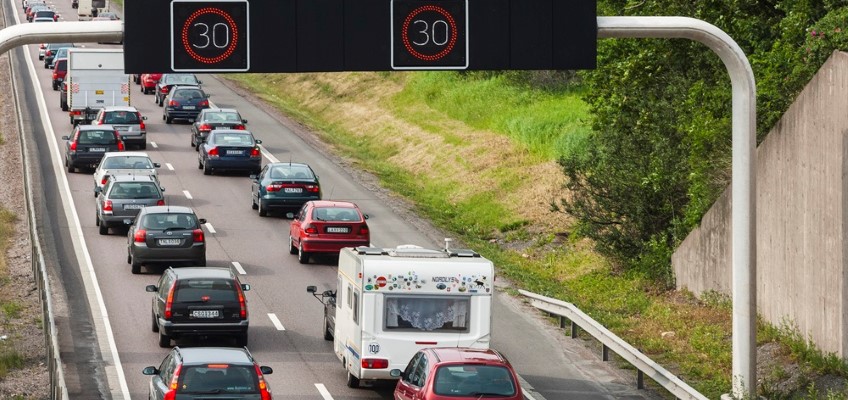 Bilar på motorväg