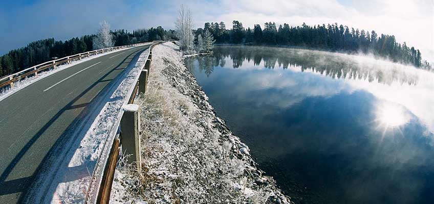 Väg vid vatten på vintern